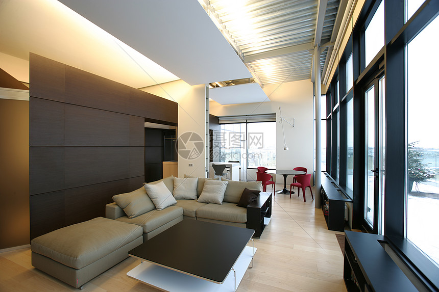 从一个大客厅的内置的角度来看棕色大厅风格枕头电视木头窗户地毯灰色装饰图片