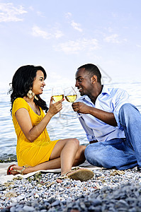 幸福的情侣在海滩上喝酒海岸玻璃少数民族支撑野餐男人眼镜海洋女士酒杯图片