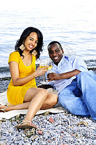 幸福的情侣在海滩上喝酒海岸玻璃支撑微笑野餐少数民族庆典女士乐趣男人图片