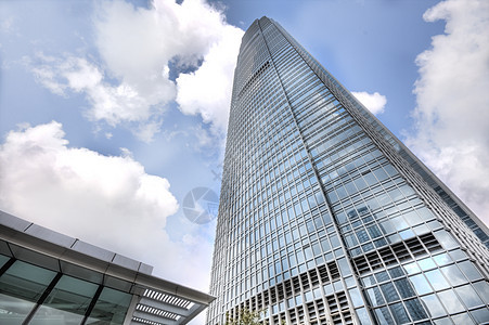 在蓝天背景上建造现代建筑Name商业天空蓝色镜子办公室摩天大楼城市反射公司窗户图片