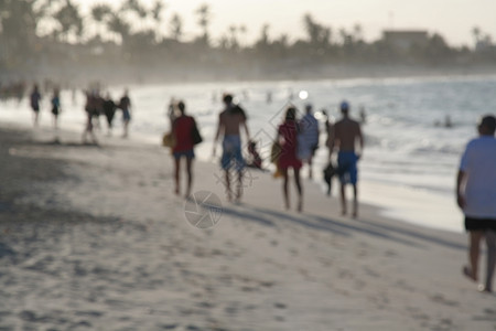 人们在海滩上散步图片
