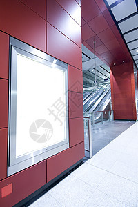现代大楼内空白的广告广告购物控制板运输运动广告牌日光车站民众公共汽车玻璃图片