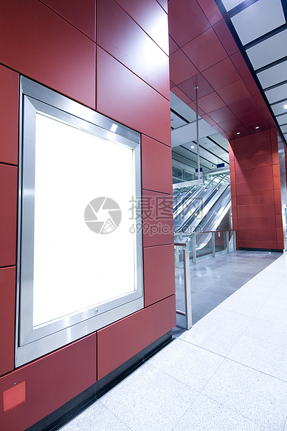 现代大楼内空白的广告广告购物控制板运输运动广告牌日光车站民众公共汽车玻璃图片