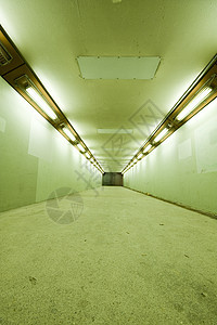 有灯的长长隧道走廊行人反射圆圈地面车道沥青石头图片