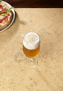 啤酒和比萨饼小吃桌子面包接待饮食面团水牛烹饪木头速度图片