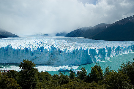 阿根廷大佩里托莫雷诺冰川的景象爬坡冻结美丽冰山岩石季节冰川旅行闲暇反射图片