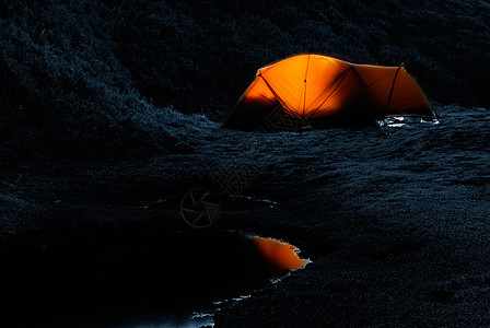 在夜幕中与弱光和小湖密谋勇气森林旅行娱乐亮度旅游风景孤独庇护所帐篷图片