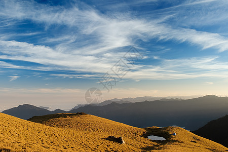 美丽的乌云在高山的草原上飞翔蓝色荒野场景国家环境地平线晴天旅行风景爬坡图片