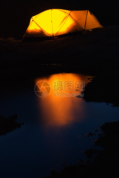 在夜幕中与弱光和小湖密谋庇护所场景反射亮度睡眠旅行荒野娱乐假期勇气图片