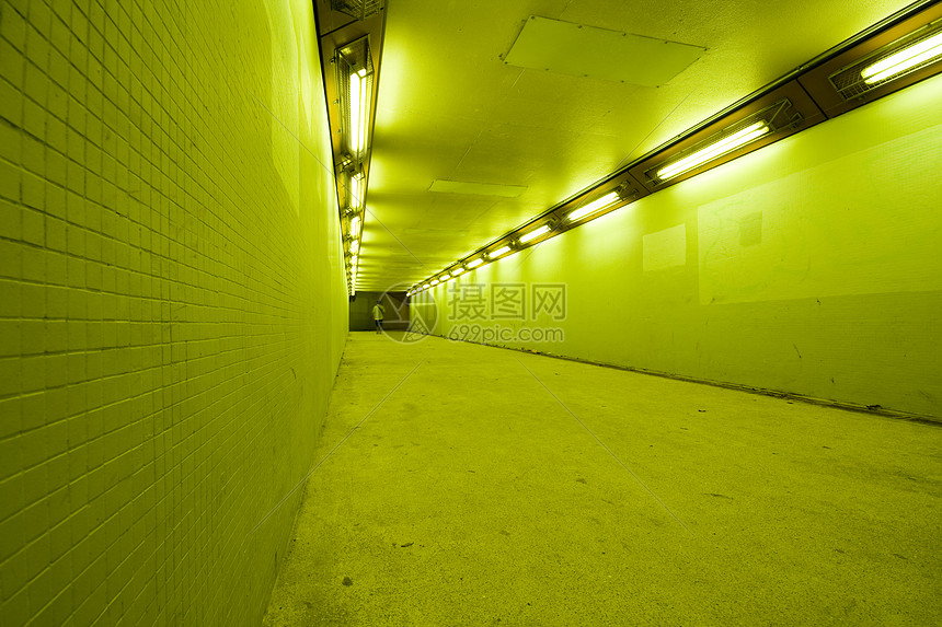 有灯的长长隧道行人走廊地面车道沥青石头反射圆圈图片