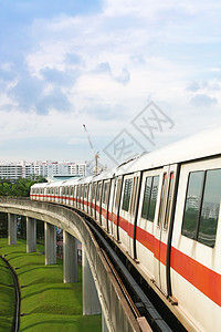 公共地铁运输柱子蓝色天空单轨城市建筑学铁路旅行火车建筑物图片