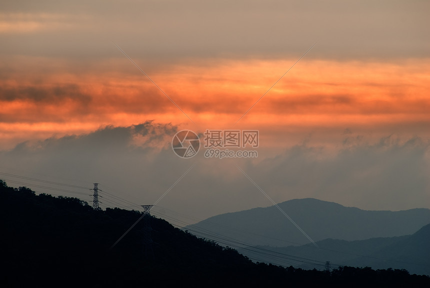 上午早晨山丘蓝色天空薄雾阳光爬坡旅行风景阴霾日落日出图片