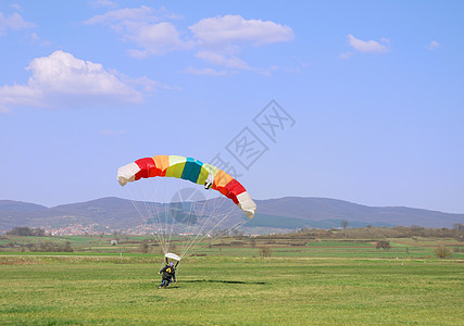 伞兵登陆地面行动跳伞冒险运动员爱好降落伞滑行闲暇生活图片