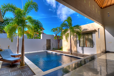 在别墅游泳凉亭房子建筑学蓝色洁净阳光假期住宅海洋风景图片