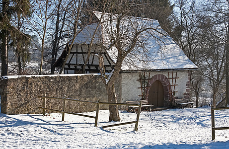 冬季的客厅白色小屋房子木结构栅栏建筑学寒冷建筑农村天气图片