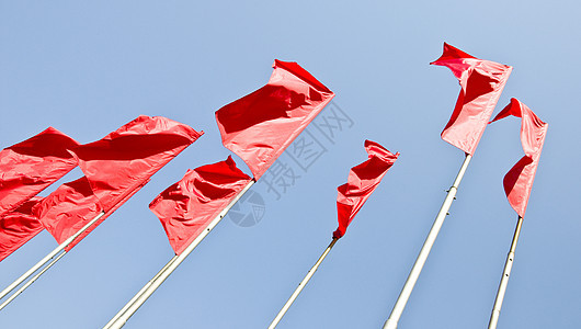 红旗红色旗杆天空蓝色折叠图片