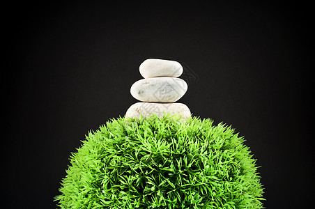 三块石头和草球绿色生态学家环境世界场地黑色塑料生态生长地球背景图片