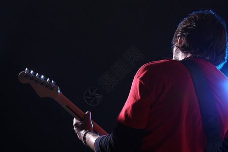 吉他播放器在舞台上音乐音乐家夜店吉他演员红色男人艺术家流行音乐吉他手图片