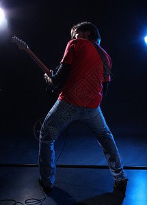 吉他播放器在舞台上男人演员乐器艺术家娱乐音乐家男性吉他岩石夜店图片
