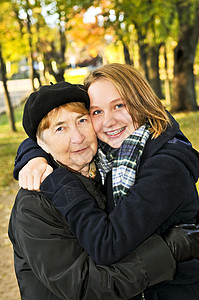 孙女抱抱祖母人行道公园青少年女孩们青年青春期家庭退休女孩女性图片