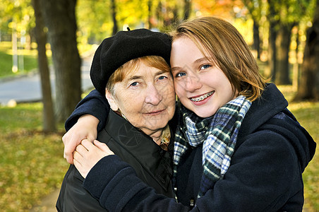 孙女抱抱祖母女性女孩们女士青年退休家庭老年女孩青少年公园图片