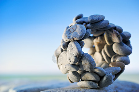 形状卵石蓝色岩石巨石海洋石头鹅卵石天空背景图片