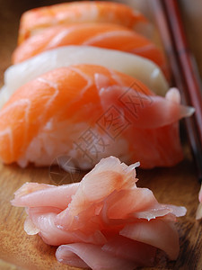 寿司日本人食品木板低音午餐鱼片酱油鳟鱼营养芝麻饮食食物寿司图片