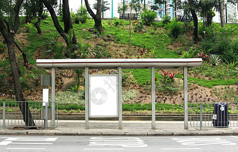 公共汽车站上空白广告广告牌横幅骑术民众帆布城市机构庇护所玻璃营销注意力图片