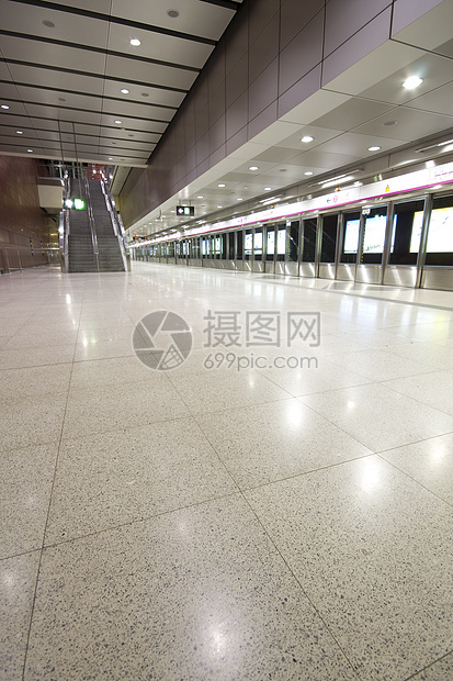 香港大火车站前厅旅行民众手提箱喷气喷射客机玻璃铁路运动男人图片