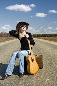 吉他手坐在路边的乡村女孩独居图片