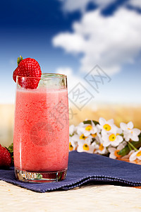 草莓平滑剂活力营养奶昔茶点玻璃稻草冰沙冰霜甜点宏观图片