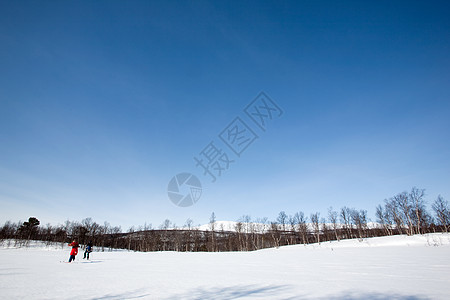 与滑雪人一起的冬季景观图片