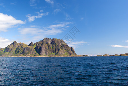 挪威岛旅行反射场景地平线山脉国家蓝色海浪石头阳光图片