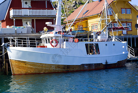 挪威北部Skrova岛上的停泊船只图片