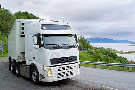 挪威公路上的卡车图片
