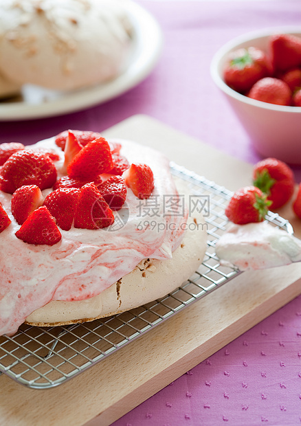 草莓巴夫洛娃水果酥皮美食甜点蛋糕奶油烹饪图片