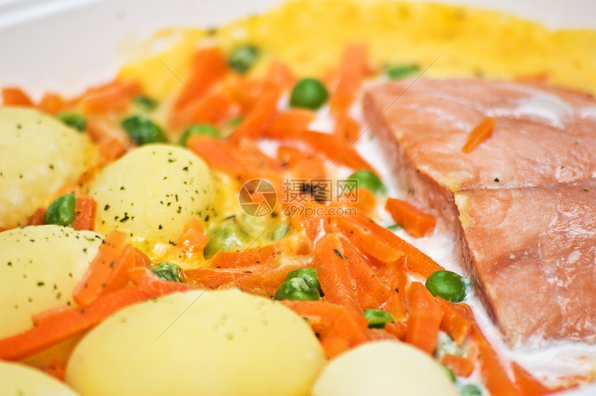 土豆一顿鲑鱼饭美食炙烤沙拉盘子咖啡店黄油餐厅食物海鲜午餐图片
