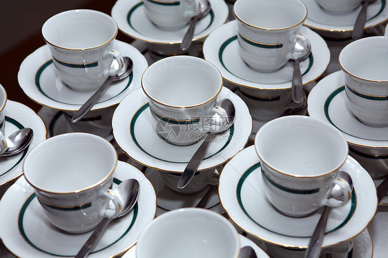 白瓷茶杯 装有金饰品图片