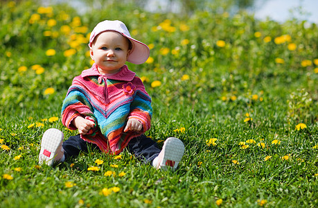 春婴女孩儿童童年场地孩子婴儿季节绿色公园草地图片