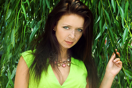 在柳树下树叶黑色黑发女士晴天绿色眼睛图片