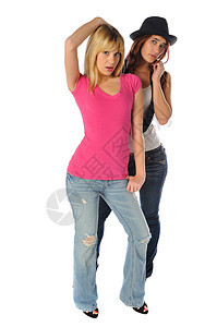两个朋友一起装扮帽子奖学金女性最好的朋友牛仔裤乐趣衬衫闺蜜魅力朋友们图片