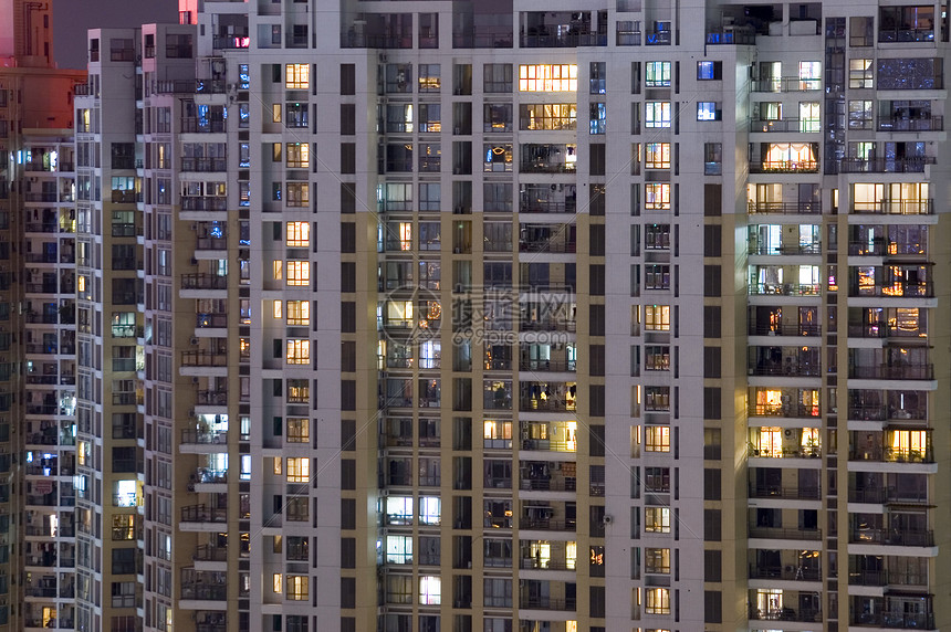 住宅楼在夜间前房子阳台日落面板建筑物景观夜景住房城市化居住图片