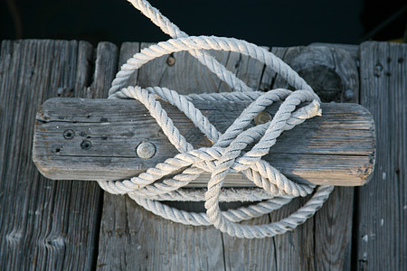 绳子绑在夹紧的船绳上图片