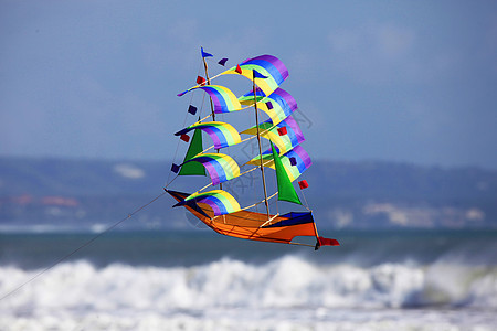 吹风筝追求闲暇海洋天空风筝享受爱好乐趣飞行航行图片