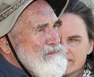 父亲和女儿帽子女孩老年公民鼻子崇拜祖父退休口袋家庭图片