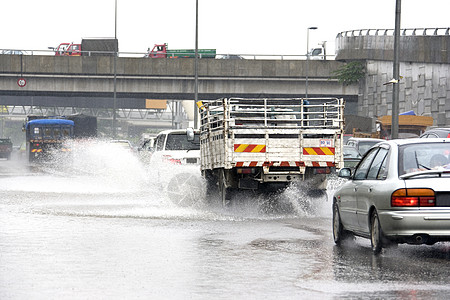 暴雨的运输洪水天气细雨高架街道雨滴车道水坑毛毛雨旅行图片