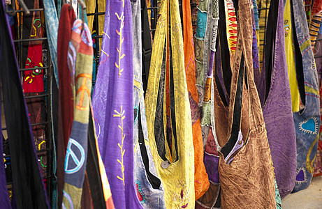 色彩多彩的钱包手工品摊位活动购物市场画幅展示纺织品零售流苏图片