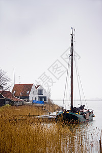 冬季在湖边的渔船和住房图片