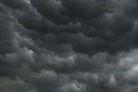 暴风雨前的天空多云黑色天气风暴图片