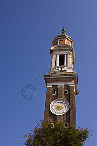 教堂钟塔数字圣使徒教会地标太阳阳光照射时间钟表图片